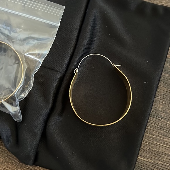 Rippled swinging hoop, gold - Picture 3 of 4